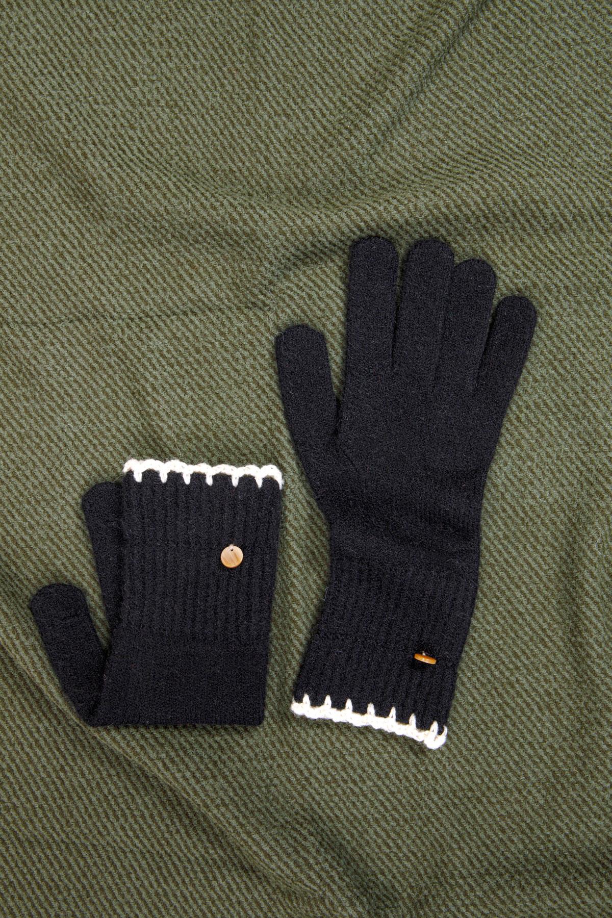 siyah kenar nakışlı